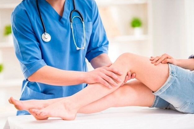 Flebolog zdravi krčne žile na nogah. 